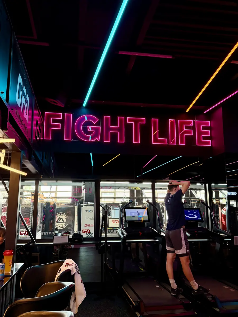 Neónový nápis Fight Life vo fitness centre OFA Gym — realizácia Neonworld