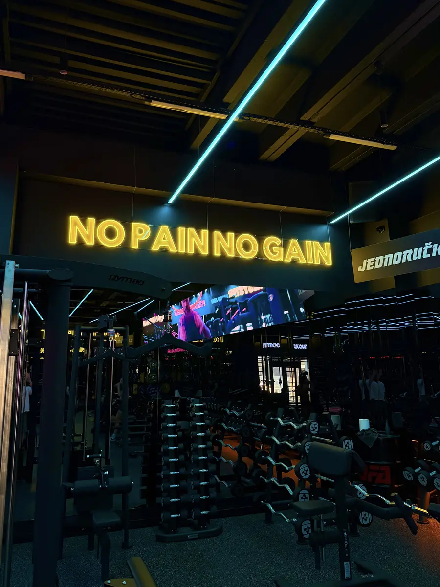 Neónový nápis No Pain No Gain v OFA Gym — realizácia Neonworld
