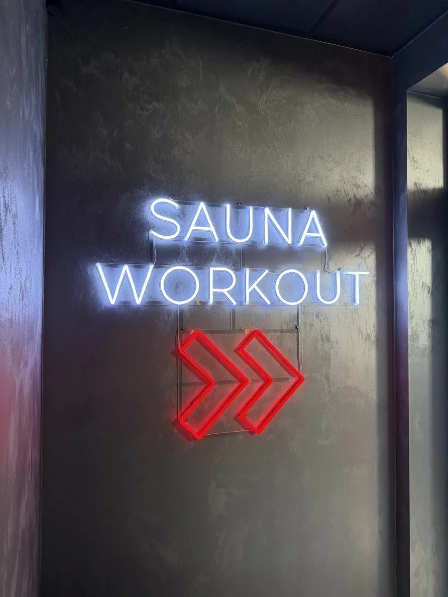 Neónový nápis Sauna Workout v OFA Gym — realizácia Neonworld
