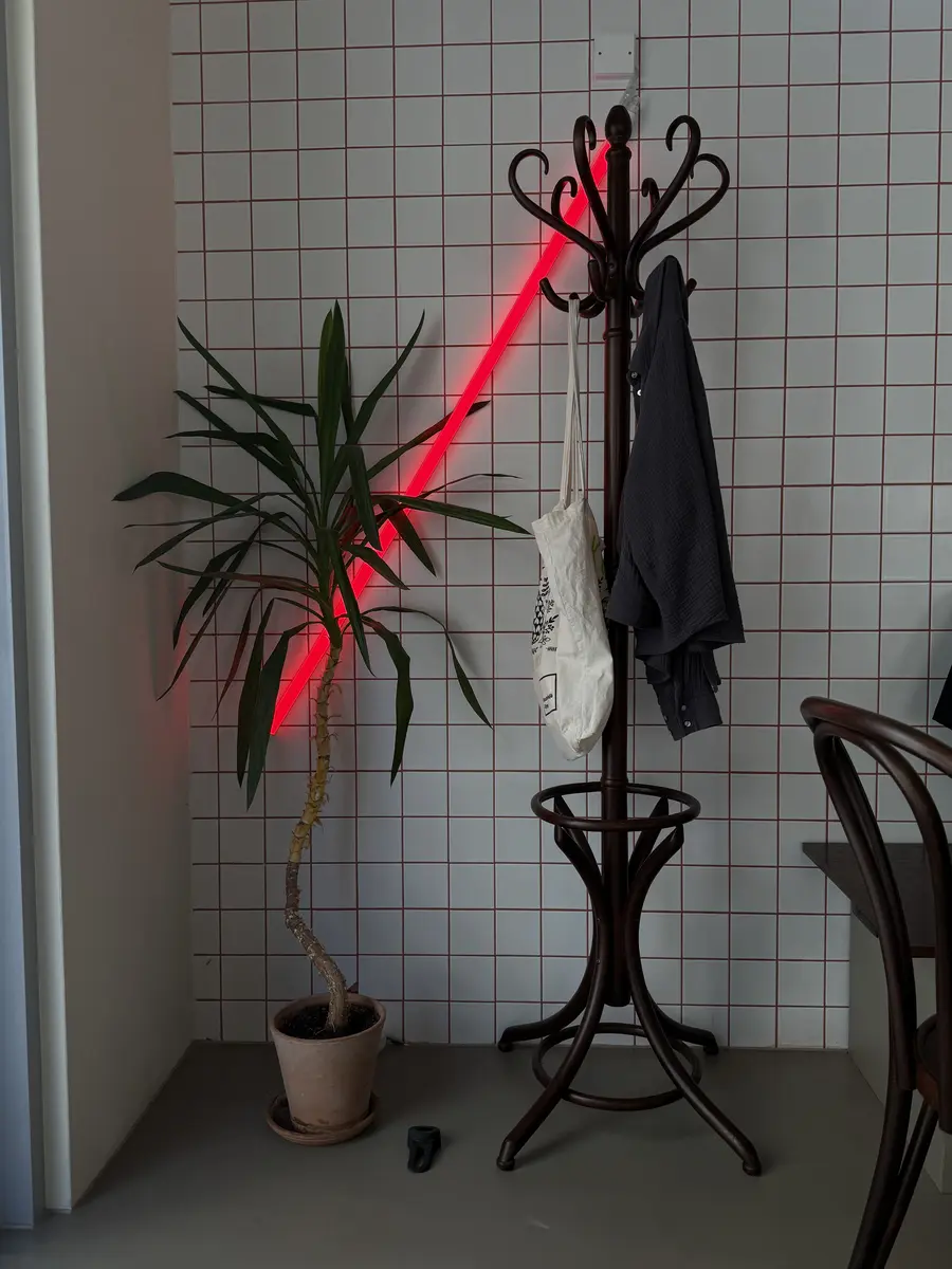 Červená línia LED neónu na stene kaviarne Ost Block — realizácia Neonworld