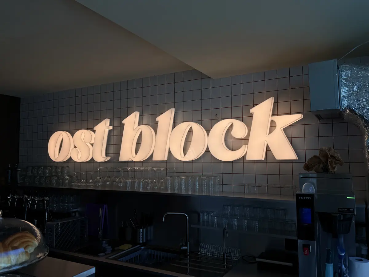 Svietiaci nápis ost block vo večernom interiéri — realizácia Neonworld