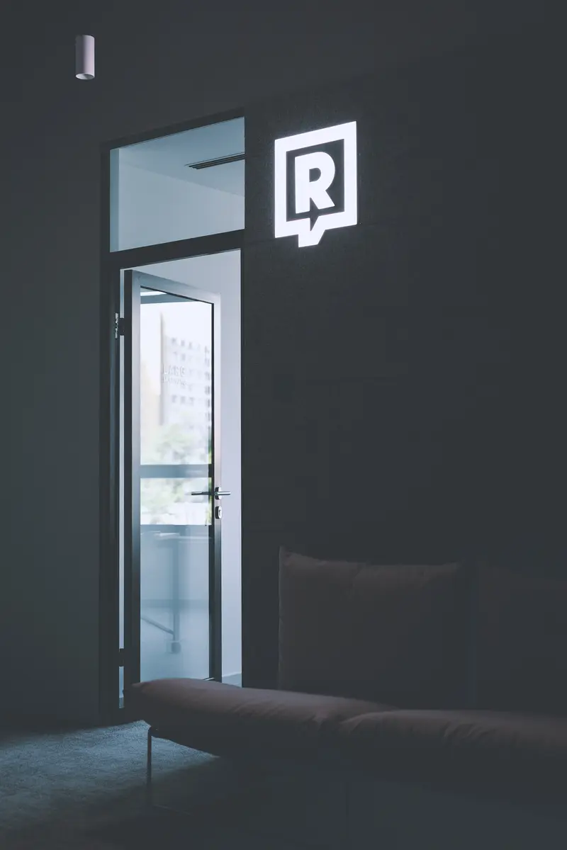 Podsvietené logo Refresher pri vstupe do miestnosti — realizácia Neonworld