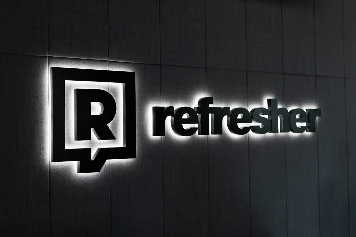 Podsvietené 3D logo Refresher na stene redakcie — realizácia Neonworld