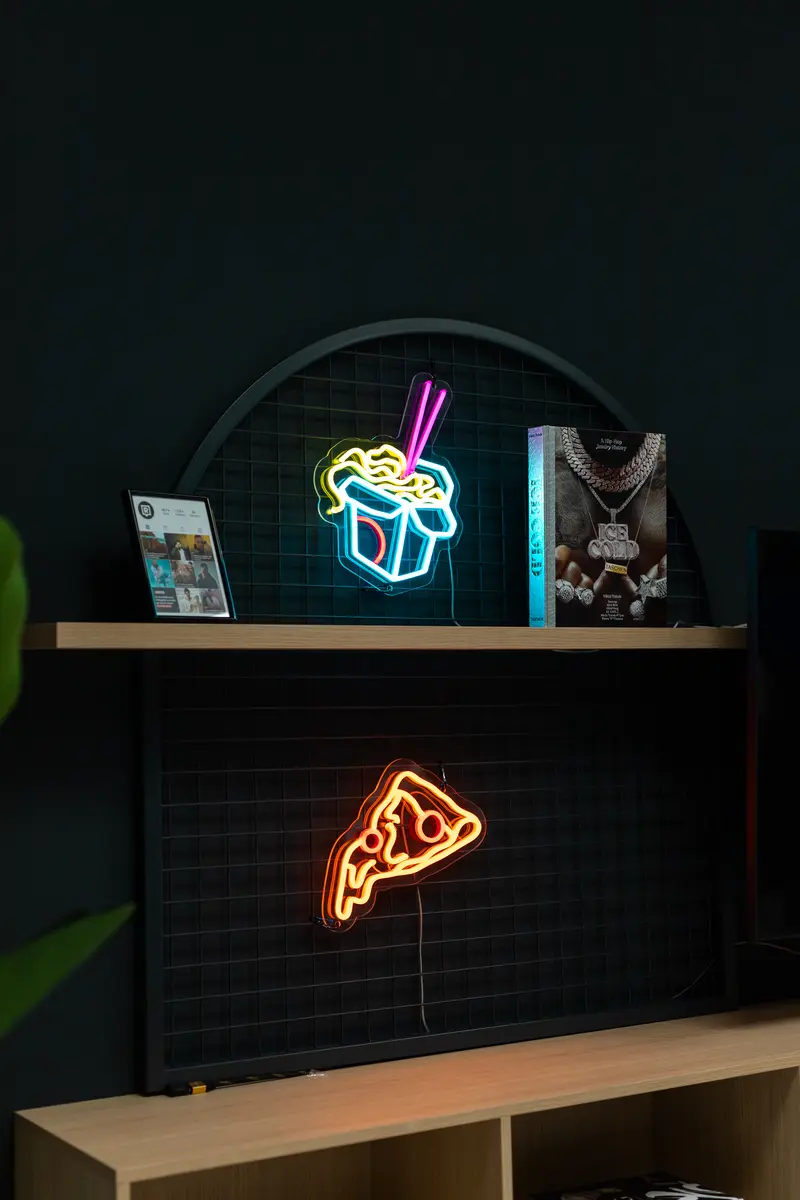 Neónové motívy v podcastovom štúdiu Refresher — realizácia Neonworld