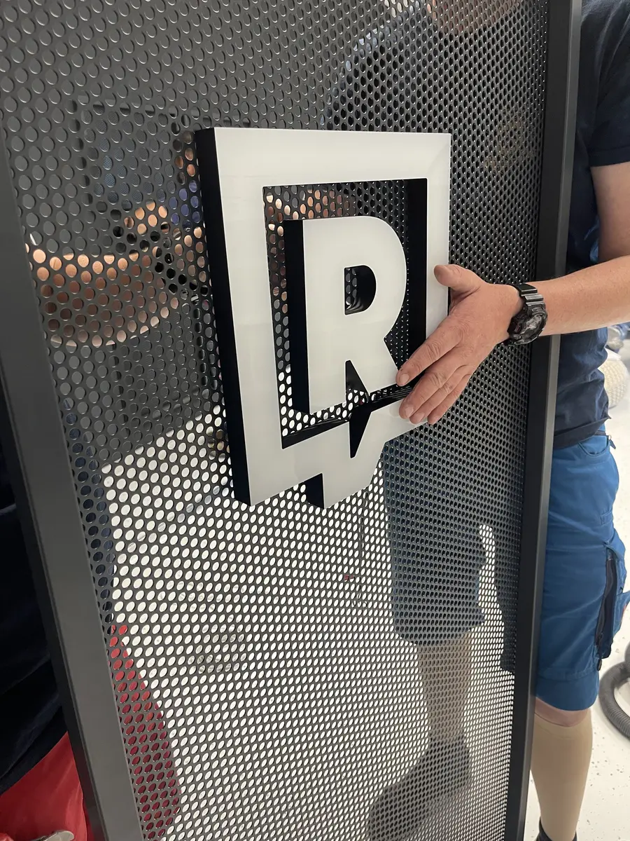 Výroba loga Refresher na perforovanom paneli — realizácia Neonworld