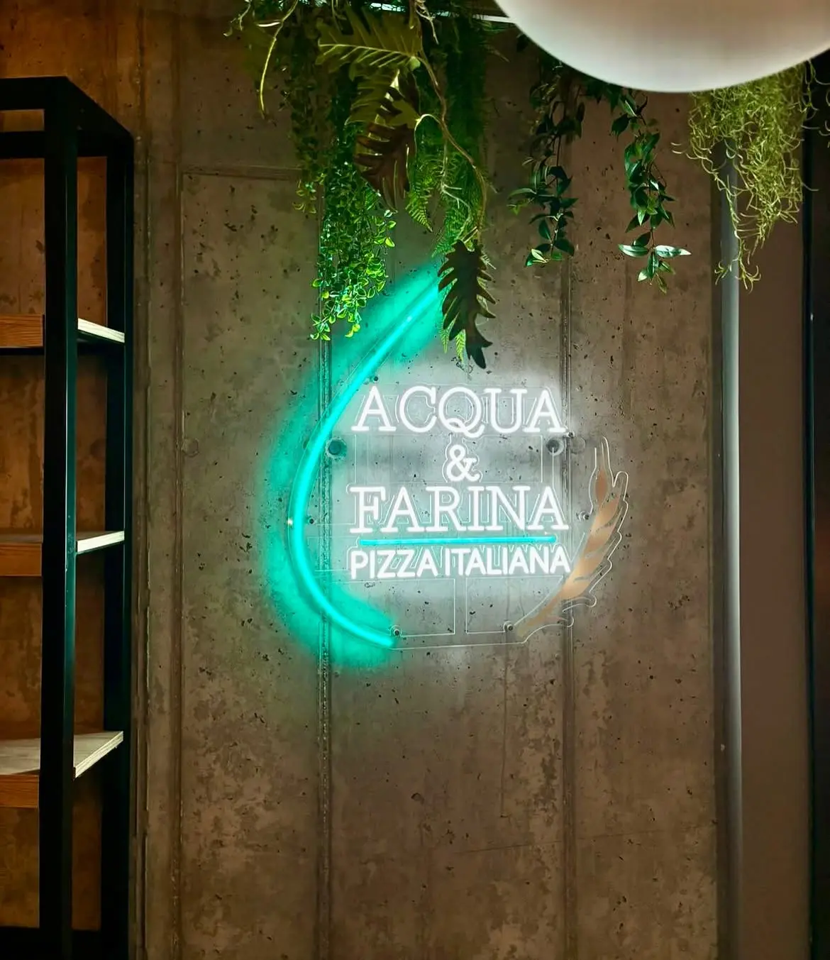 Tyrkysový neónový nápis Acqua & Farina Pizza Italiana — realizácia Neonworld