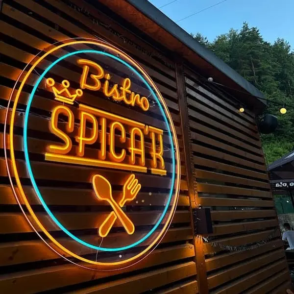 Neónový nápis Bistro Špičák na fasáde — realizácia Neonworld