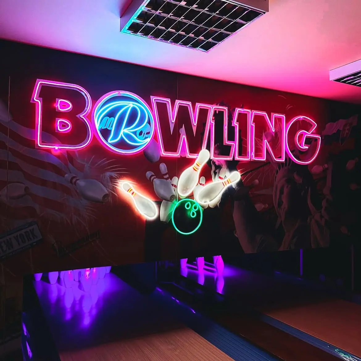 Neónový nápis Bowling s guľou a kolkami — realizácia Neonworld