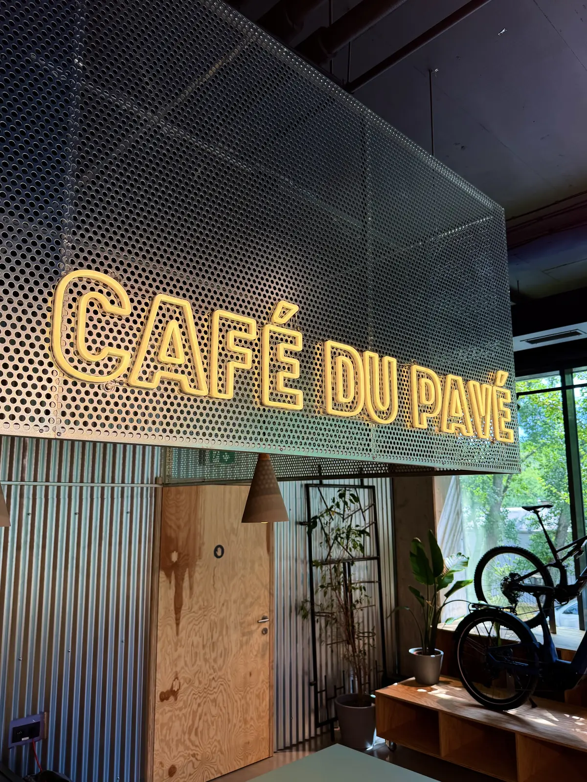 Neón Café du Pavé Velocity — realizácia Neonworld