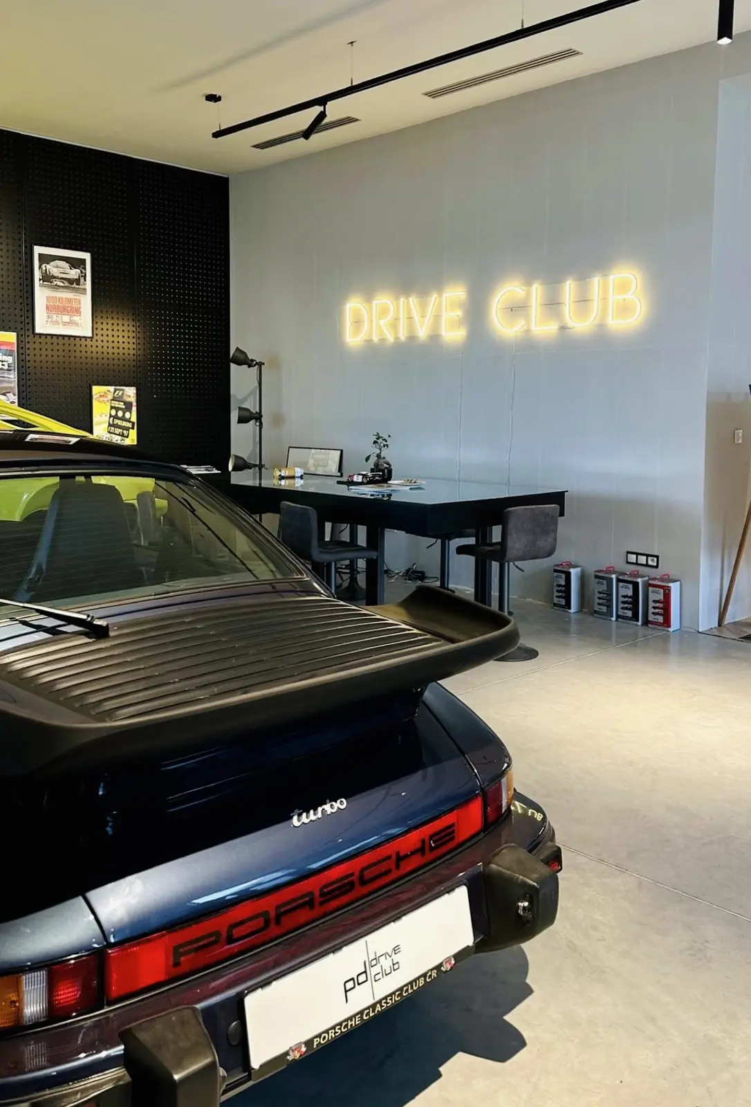 Neón Drive Club — realizácia Neonworld