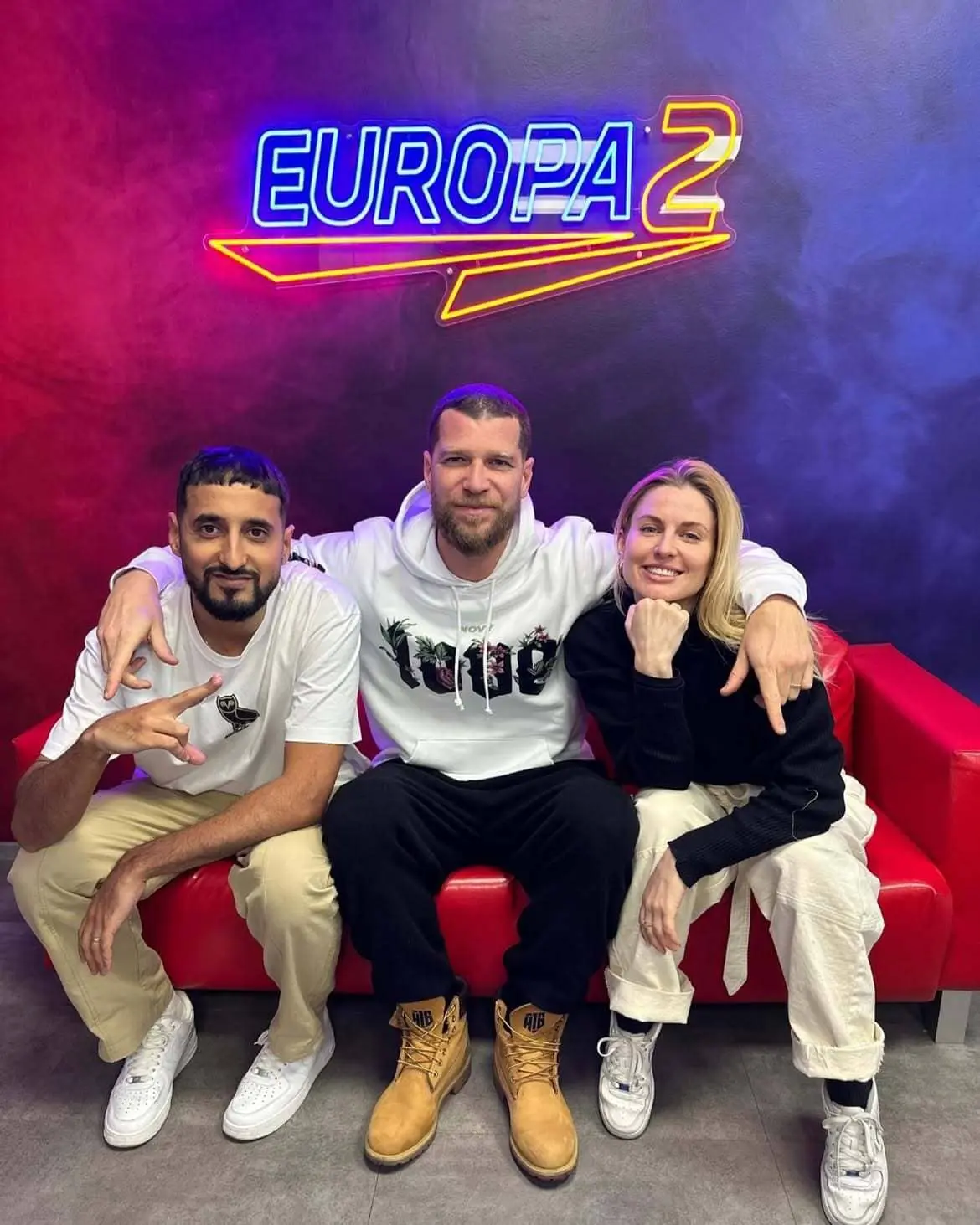 Neónový nápis rádia Europa 2 — realizácia Neonworld