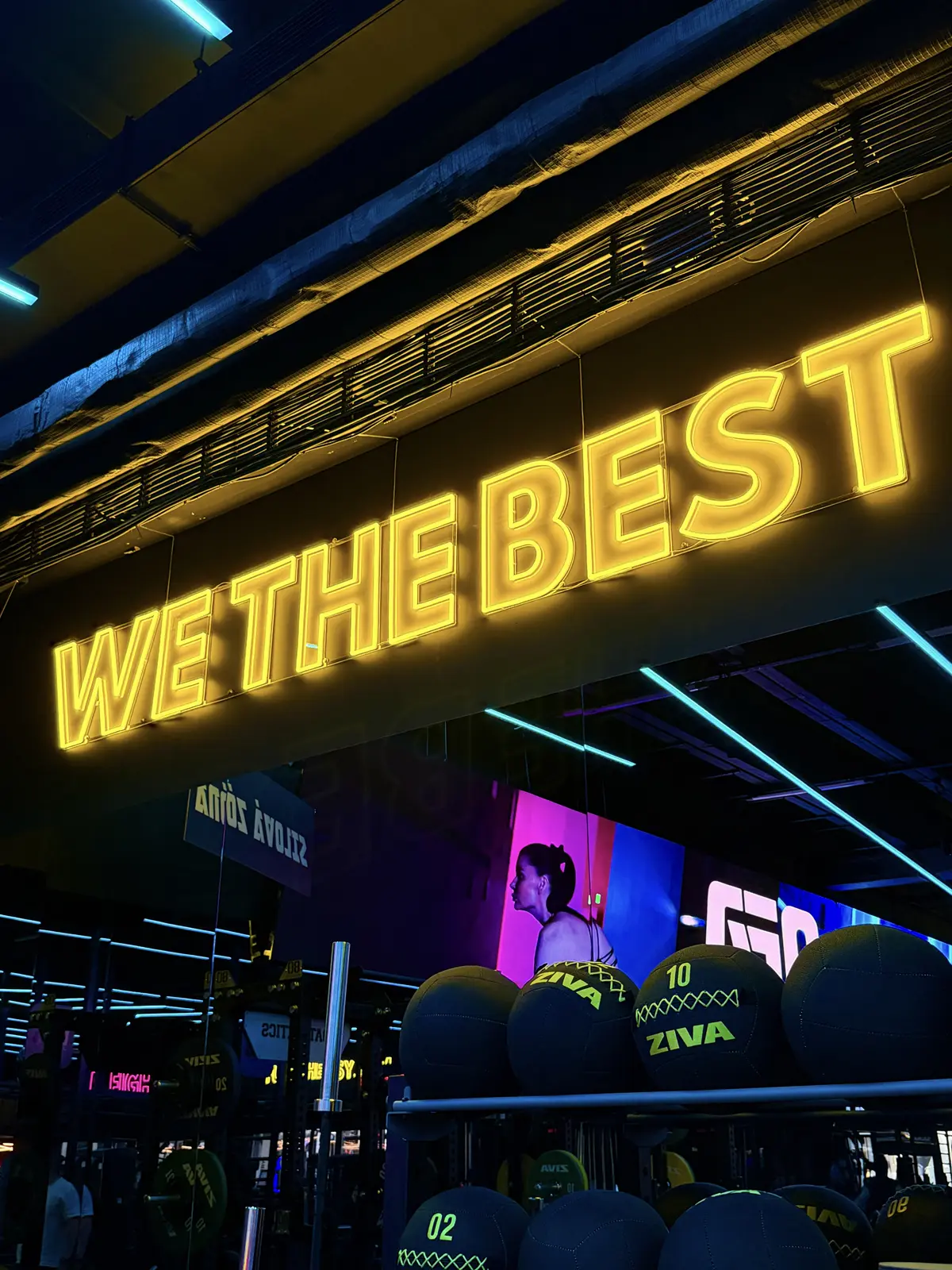 Neón We The Best — realizácia Neonworld