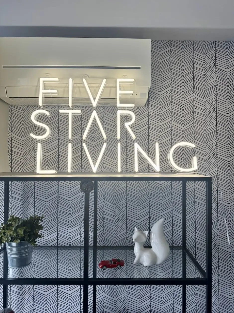 Neón Five Star Living — realizácia Neonworld
