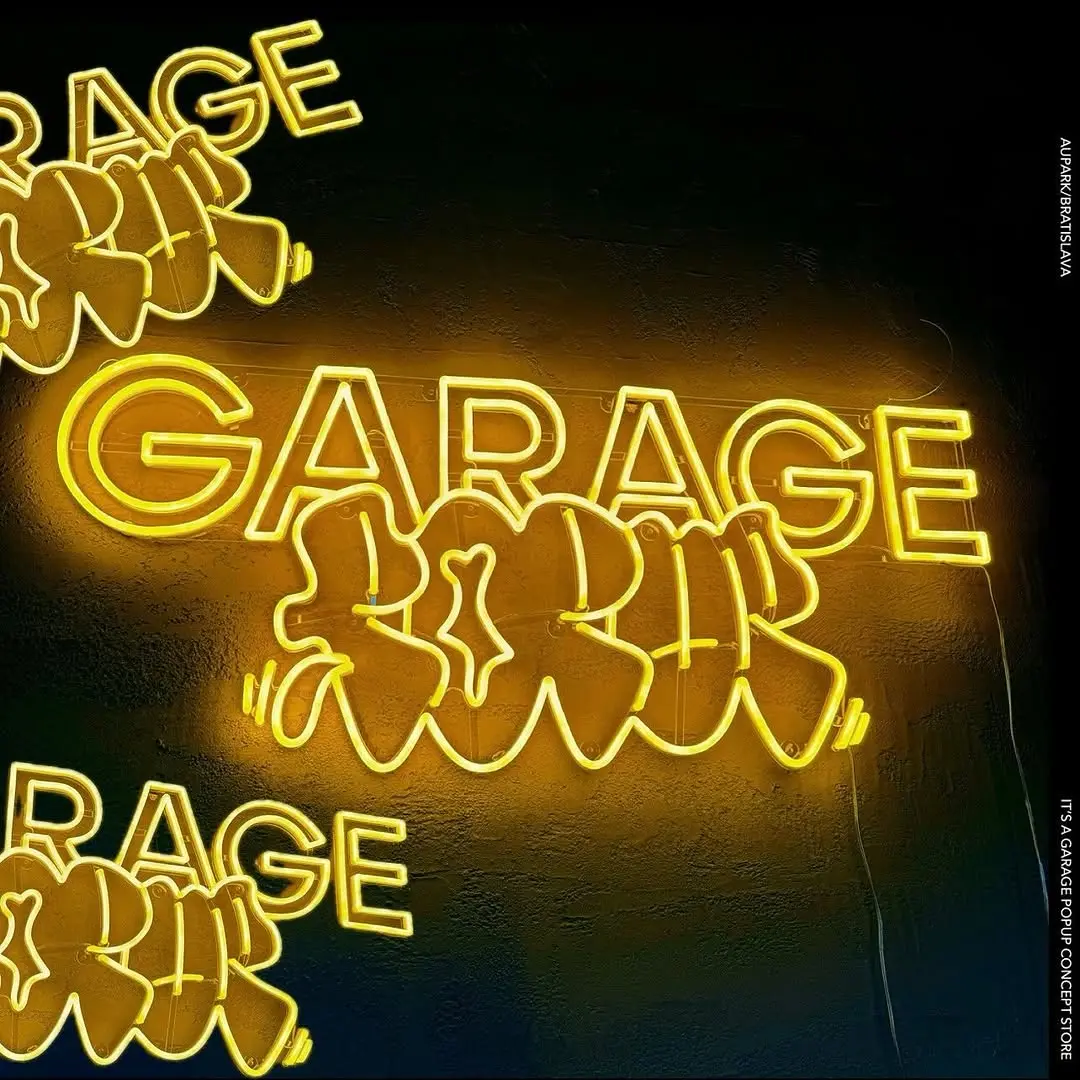 Žltý neónový nápis Garage v popup store — realizácia Neonworld