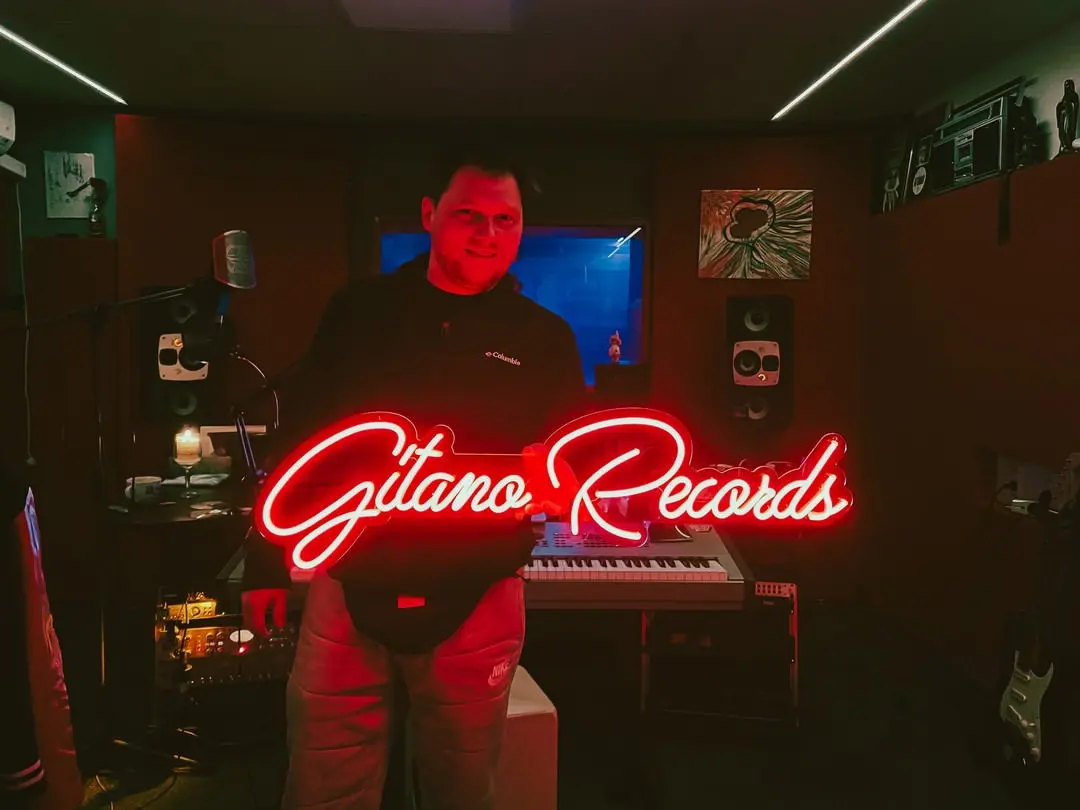 Červený neónový nápis Gitano Records — realizácia Neonworld