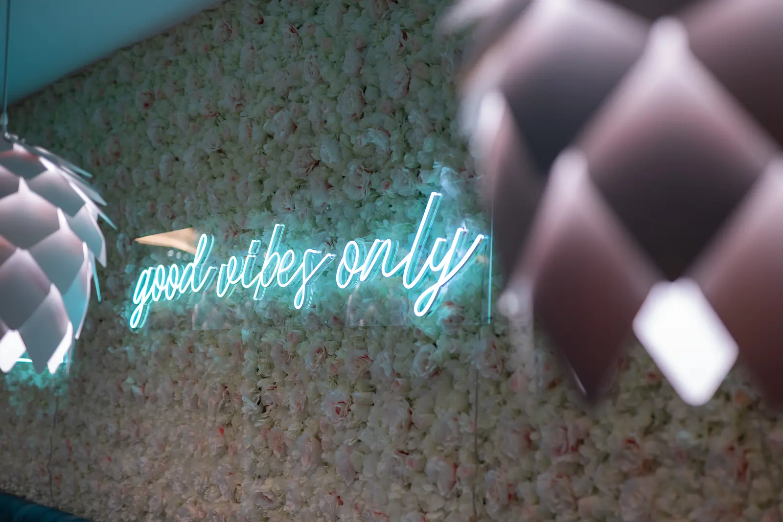 Neón Good Vibes Only — realizácia Neonworld