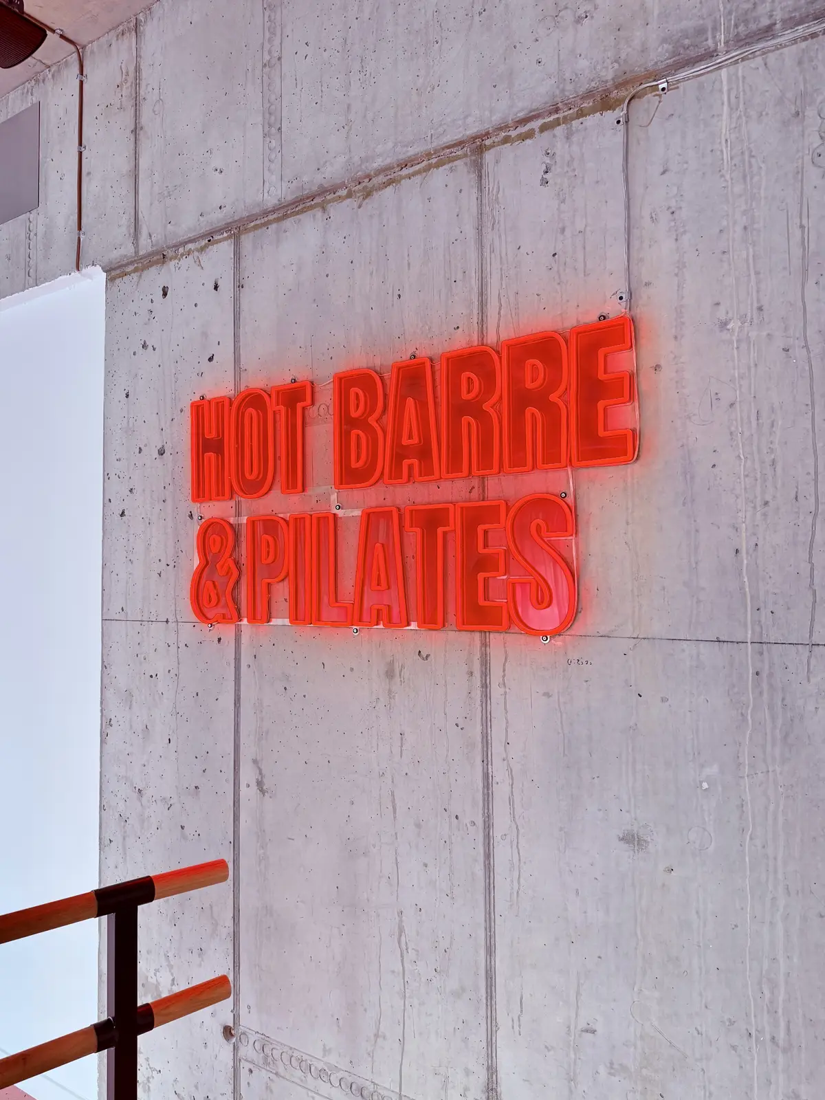 Neón Hot Barre & Pilates — realizácia Neonworld