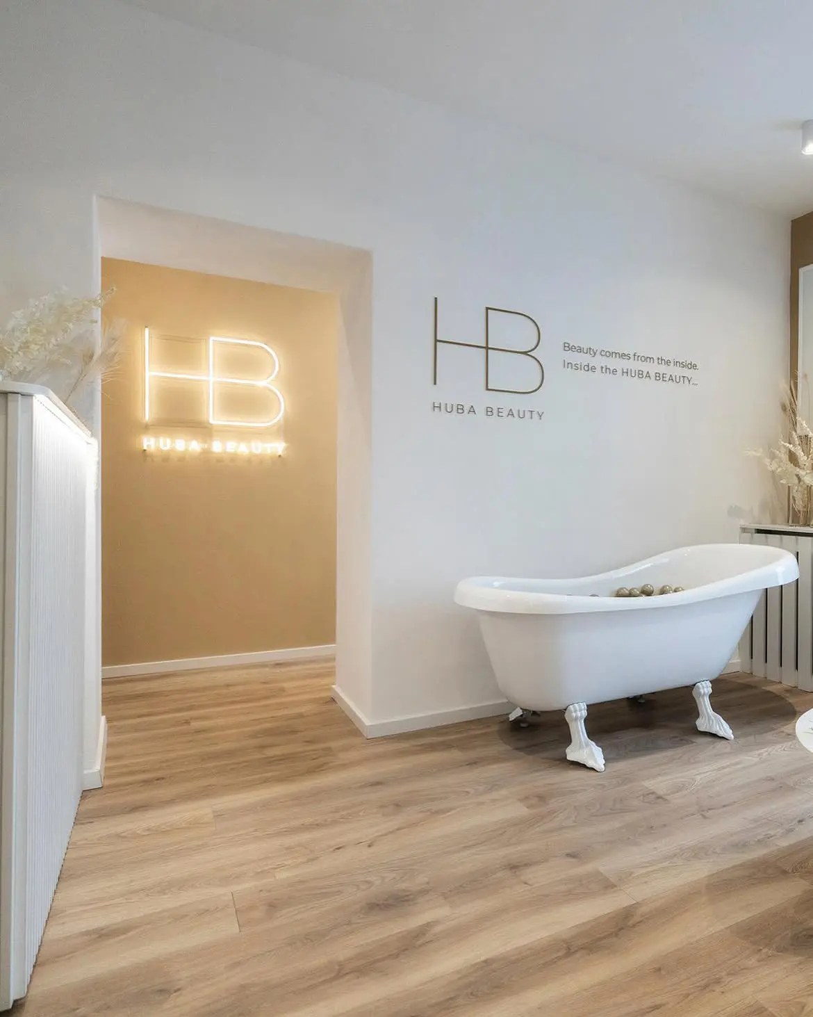 Neónové logo HB Huba Beauty v interiéri — realizácia Neonworld