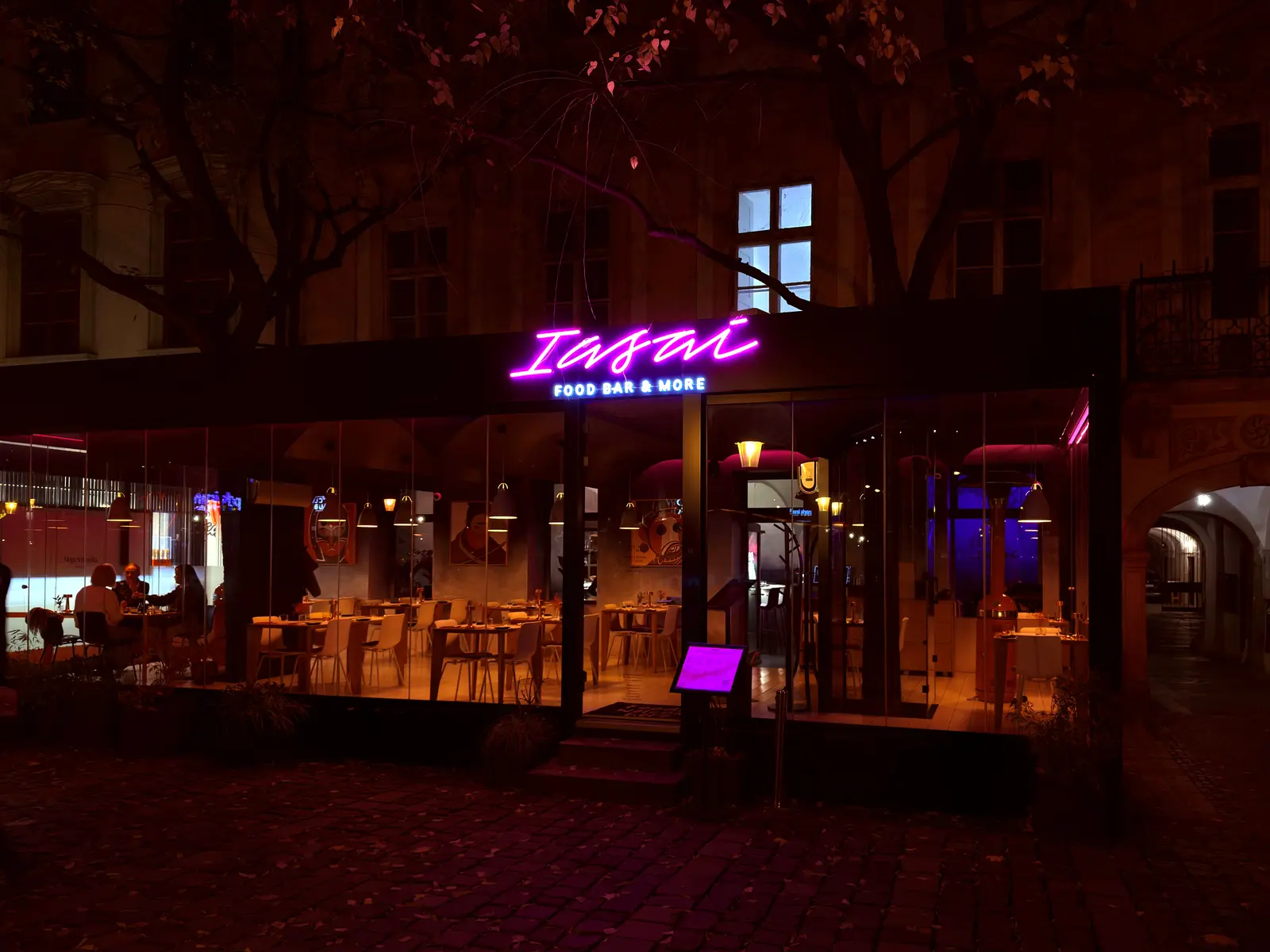 Neón Iasai Food Bar — realizácia Neonworld