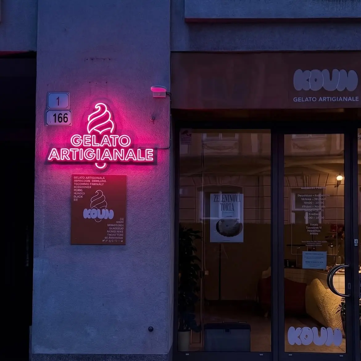 Ružový neónový nápis Koun Gelato Artigianale na fasáde — realizácia Neonworld