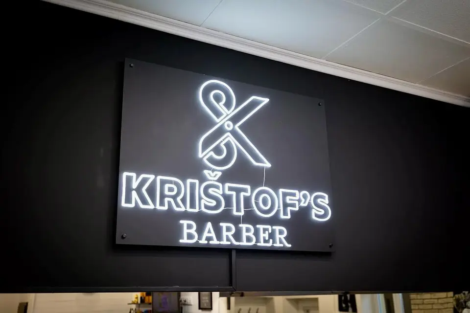Neónové logo Kristof's Barber v holičstve — realizácia Neonworld
