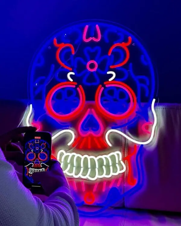 Farebná LED neónová lebka — realizácia Neonworld