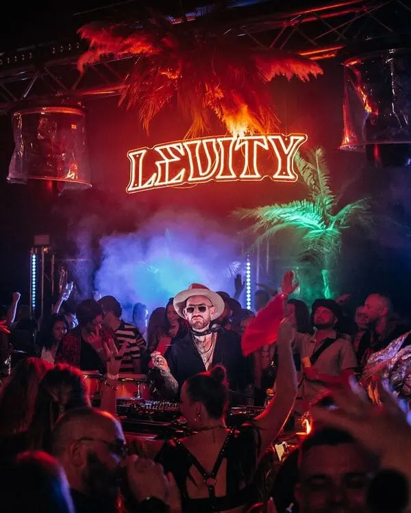 Neónový nápis Levity v klube — realizácia Neonworld