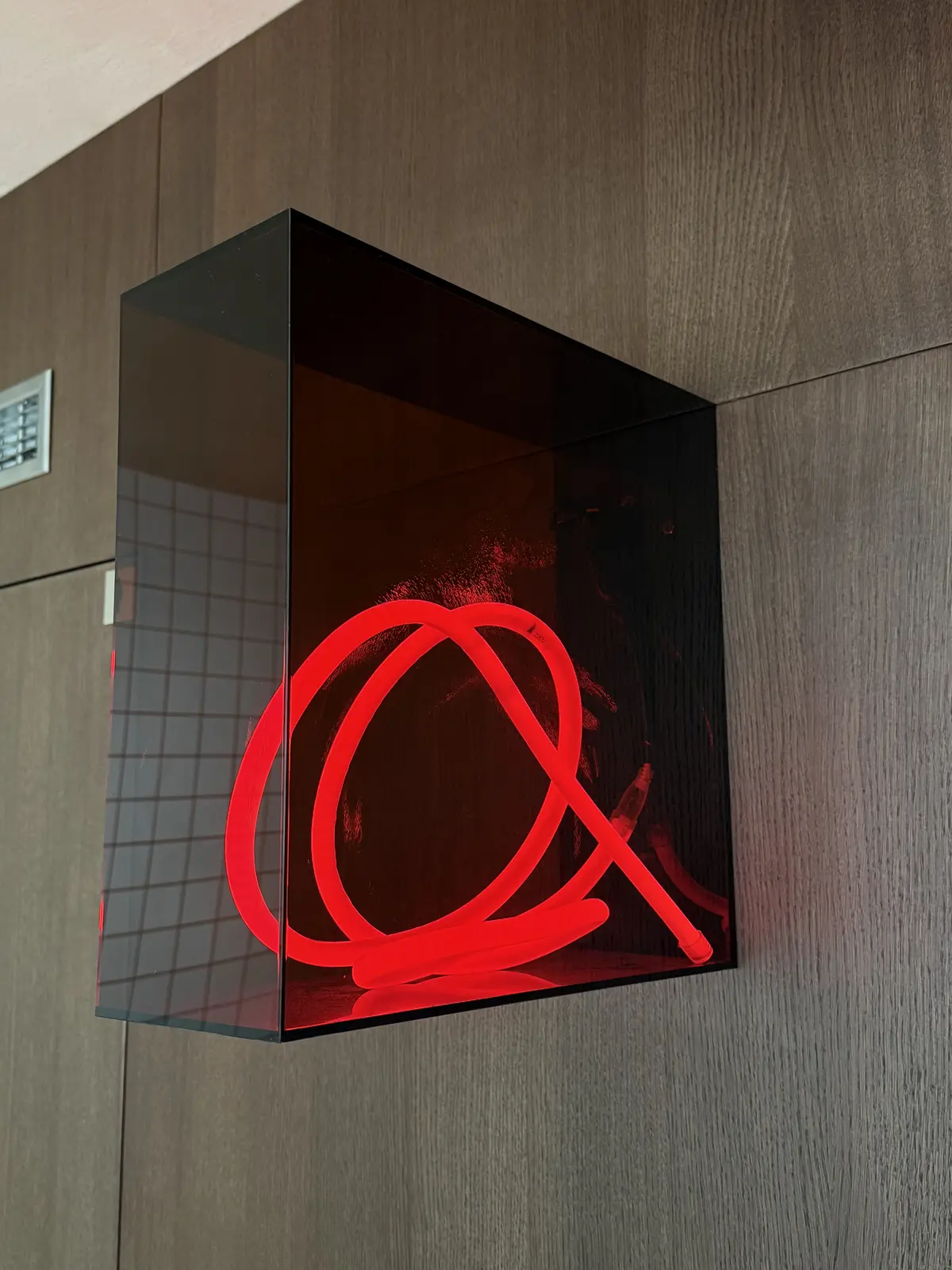 Neónové logo v boxe — realizácia Neonworld