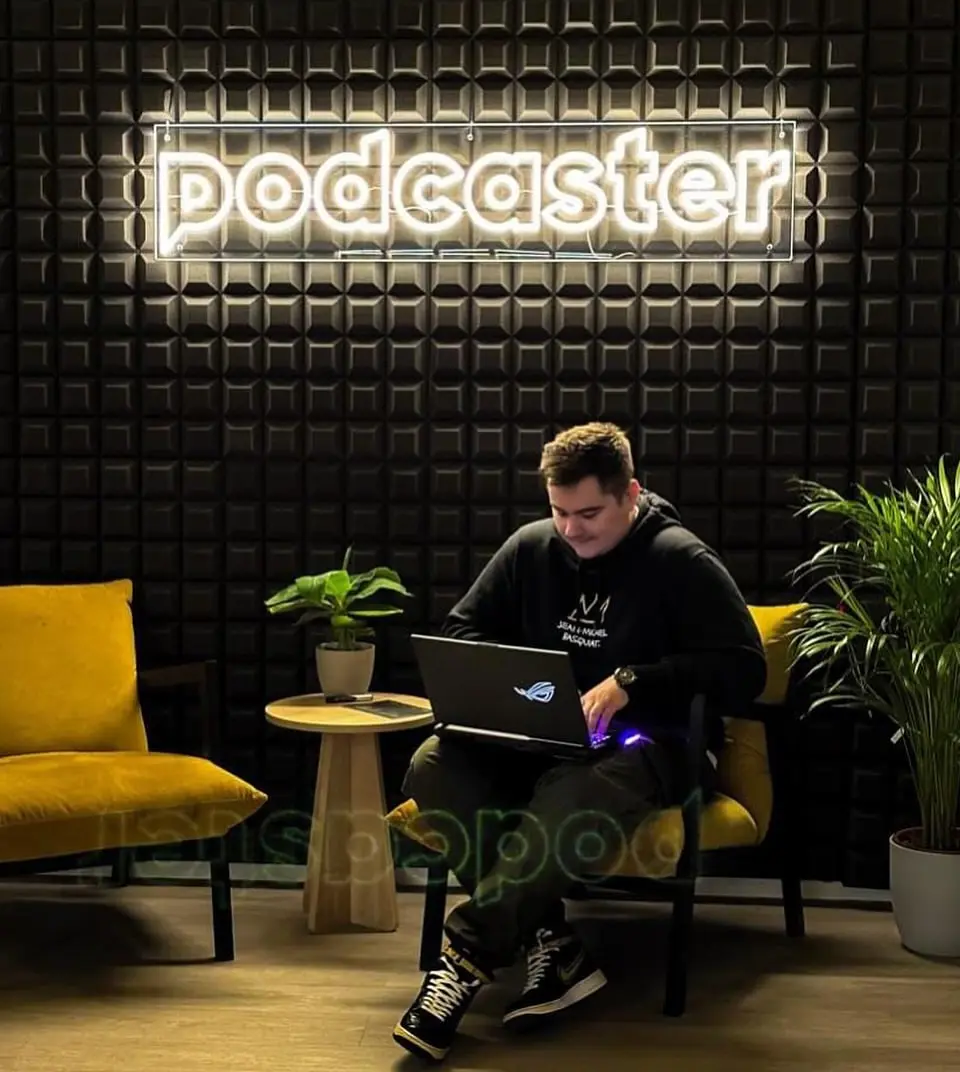 Neón Podcaster — realizácia Neonworld