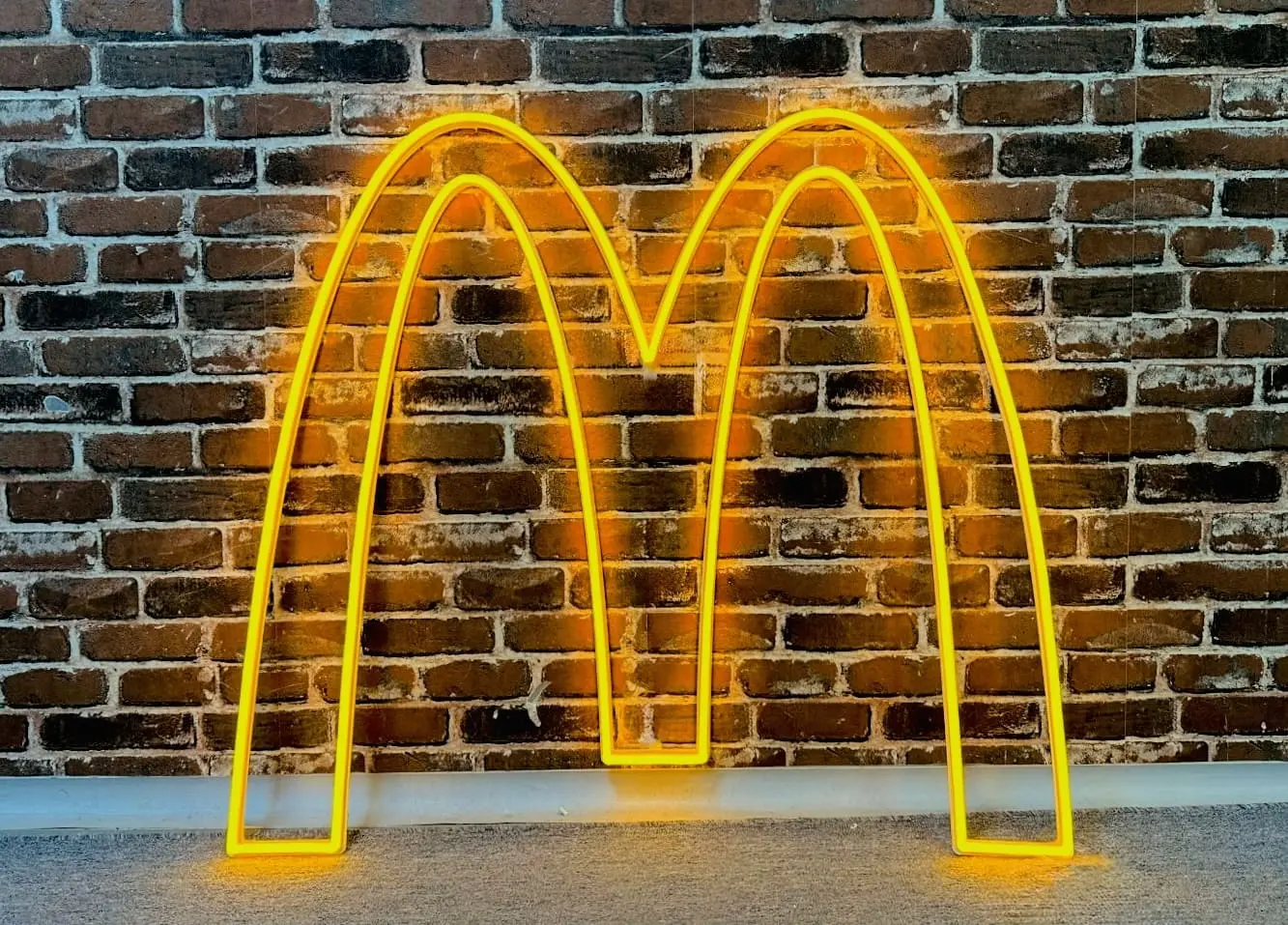 Neónové logo McDonald’s — realizácia Neonworld
