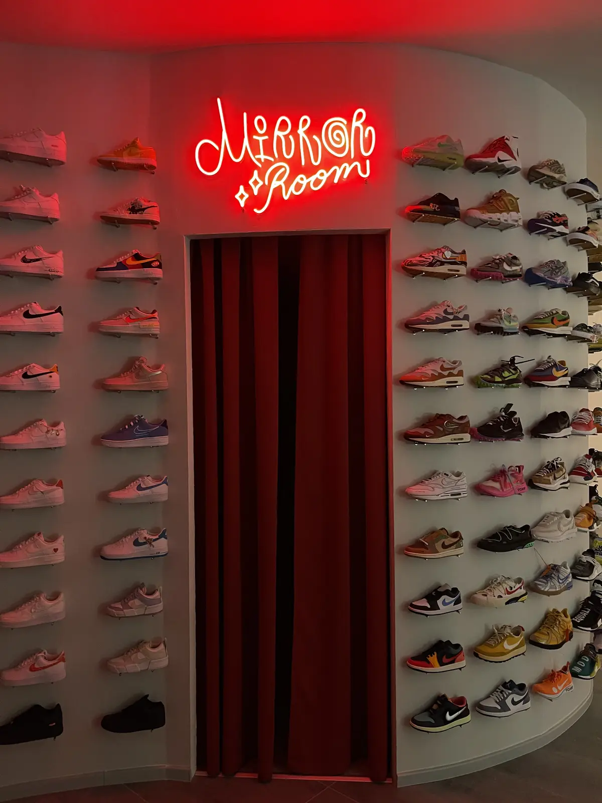Neón Mirror Room — realizácia Neonworld