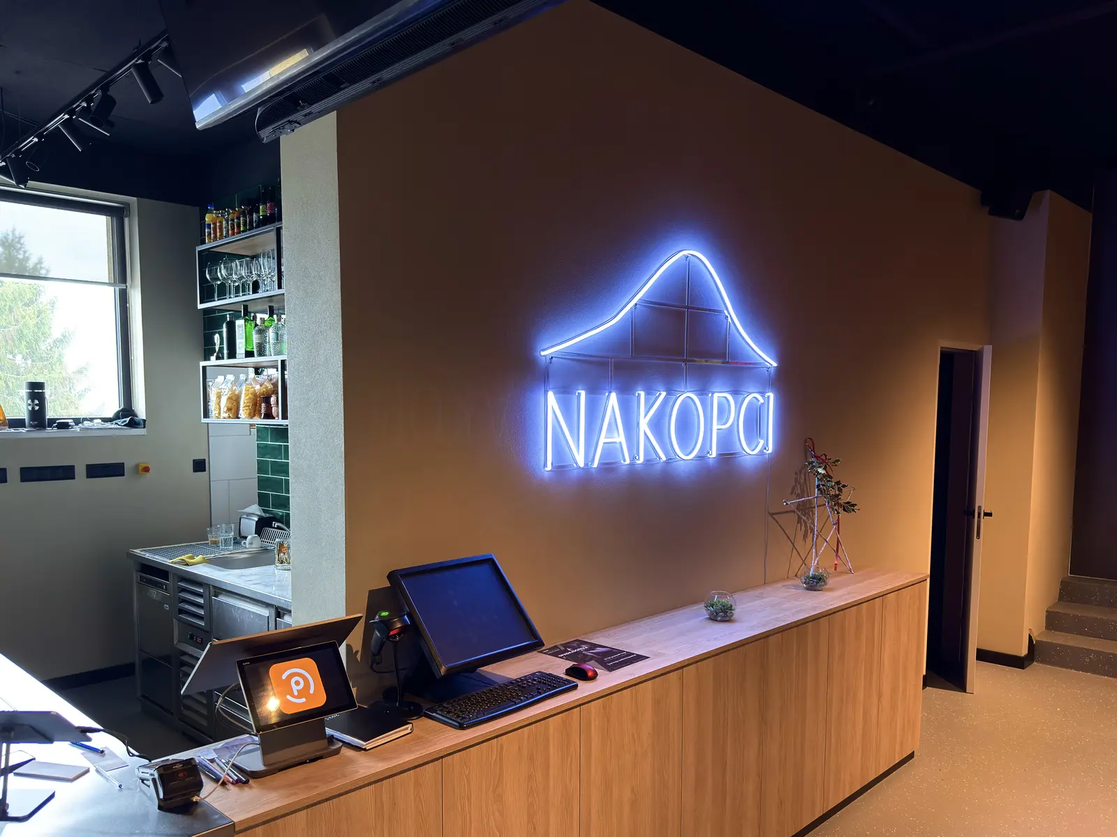 Neón Nakopci — realizácia Neonworld