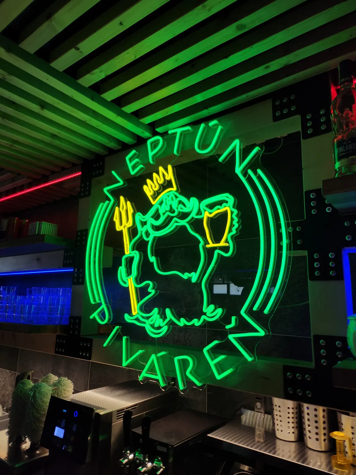 Neón Neptún Piváreň — realizácia Neonworld