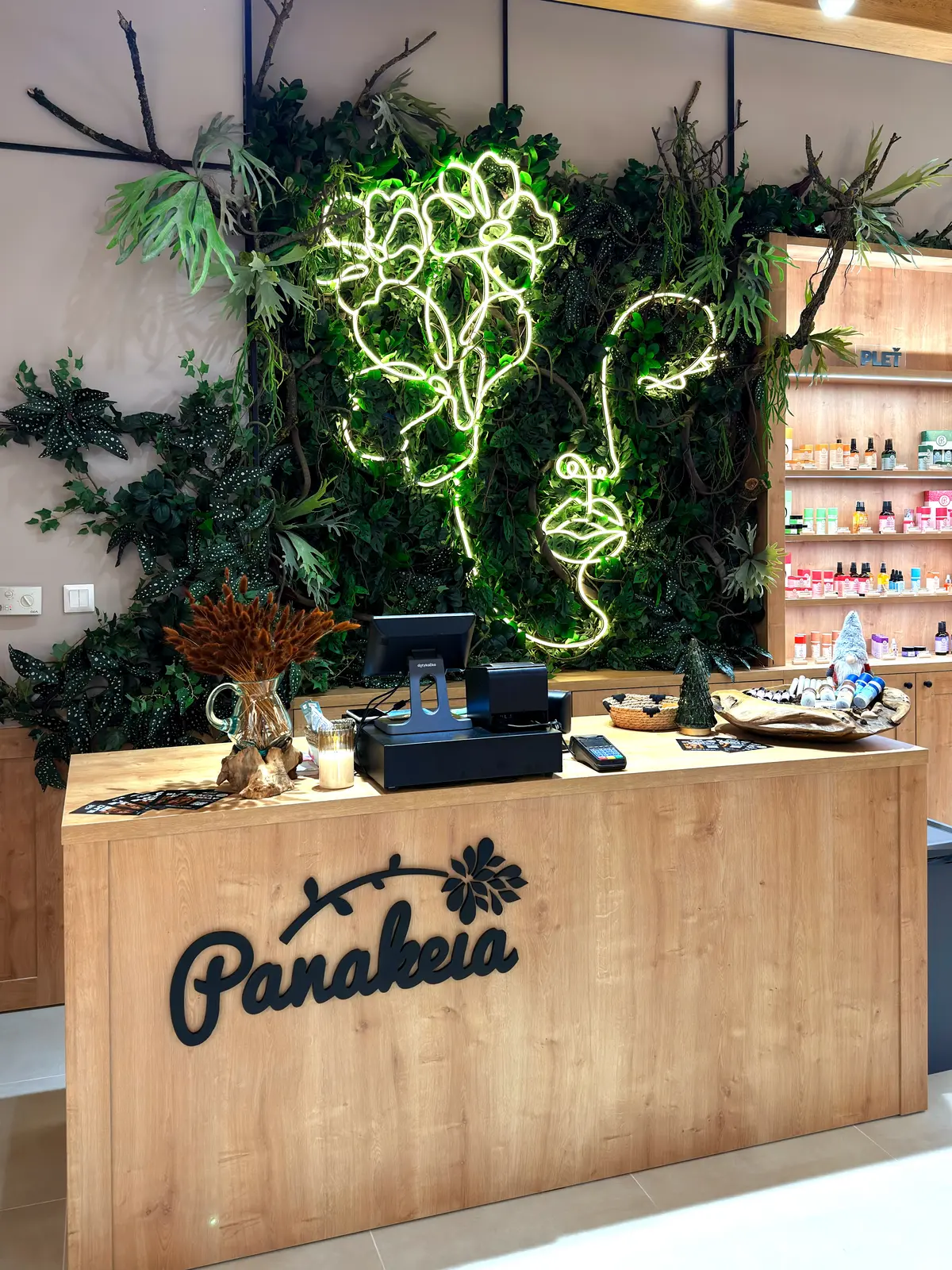 Neónová tvár Panakeia — realizácia Neonworld