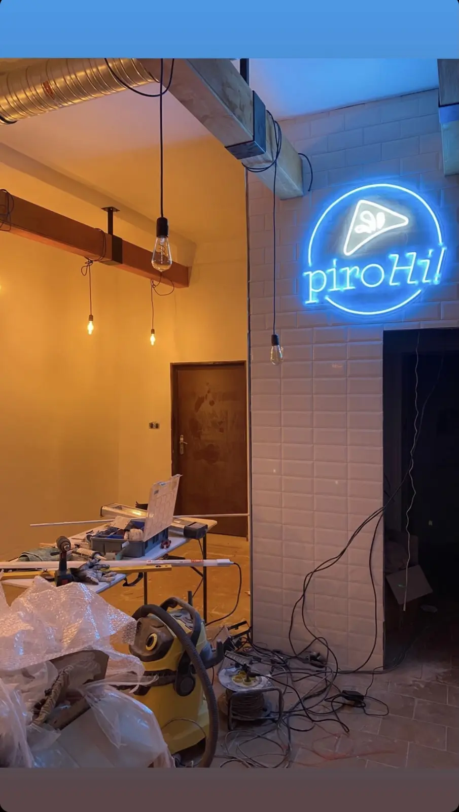 Neón piroHi! — realizácia Neonworld