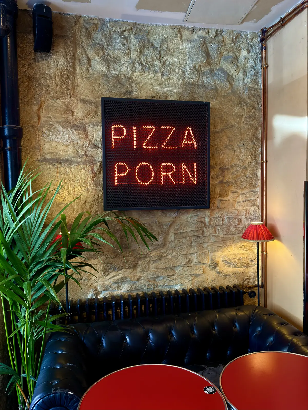 Neón Pizza Porn — realizácia Neonworld