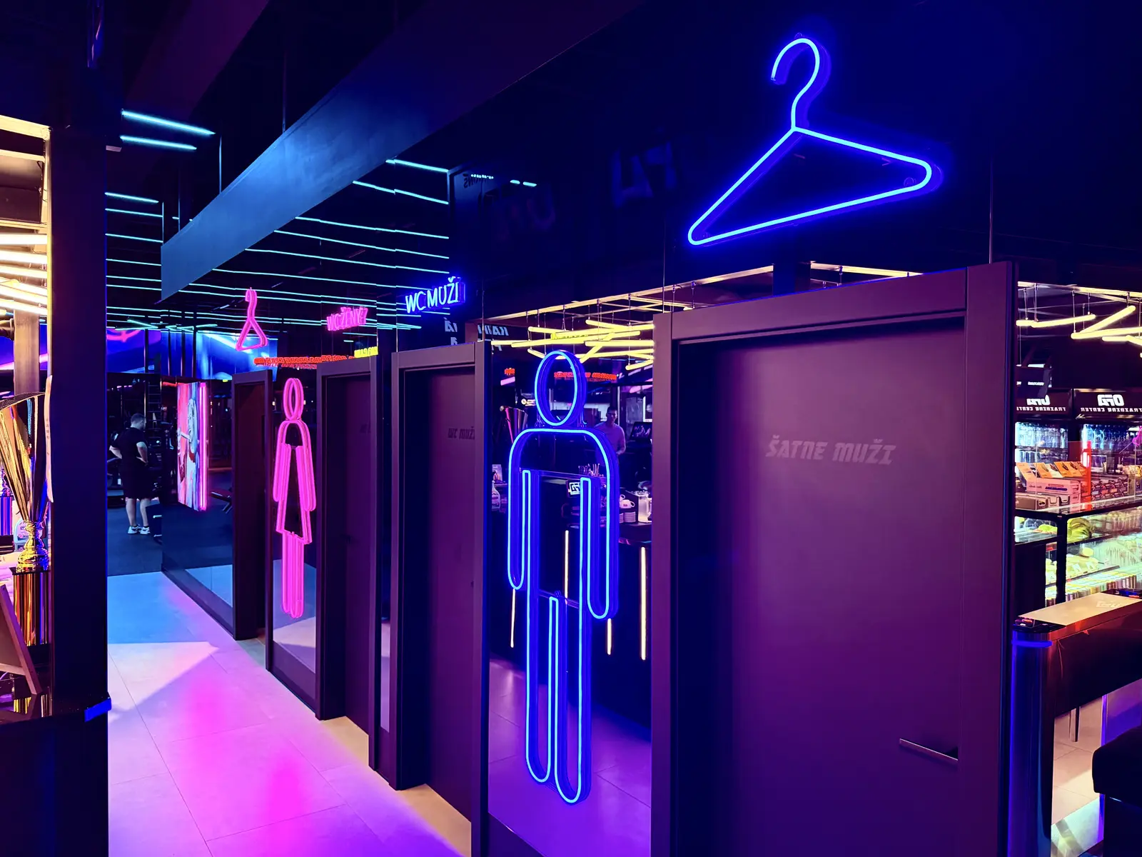 Neónové postavičky OFA Gym — realizácia Neonworld