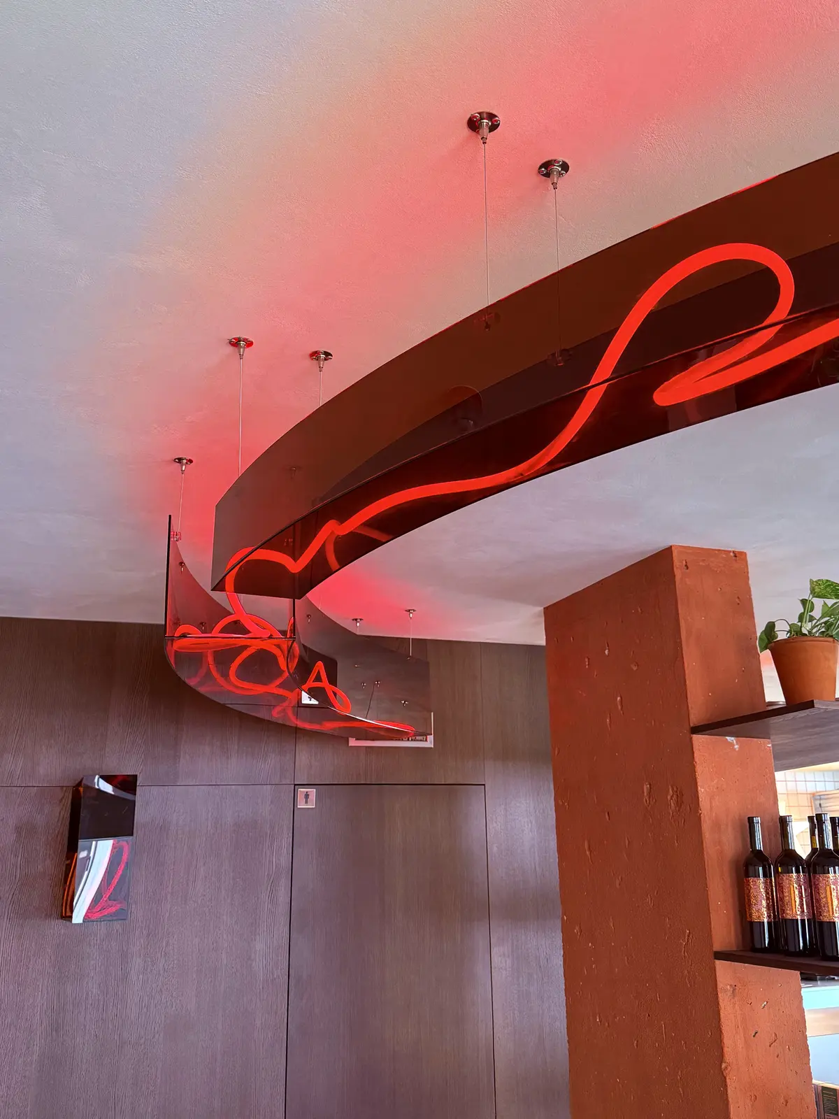 Červený neón v reštaurácii — 2 — realizácia Neonworld