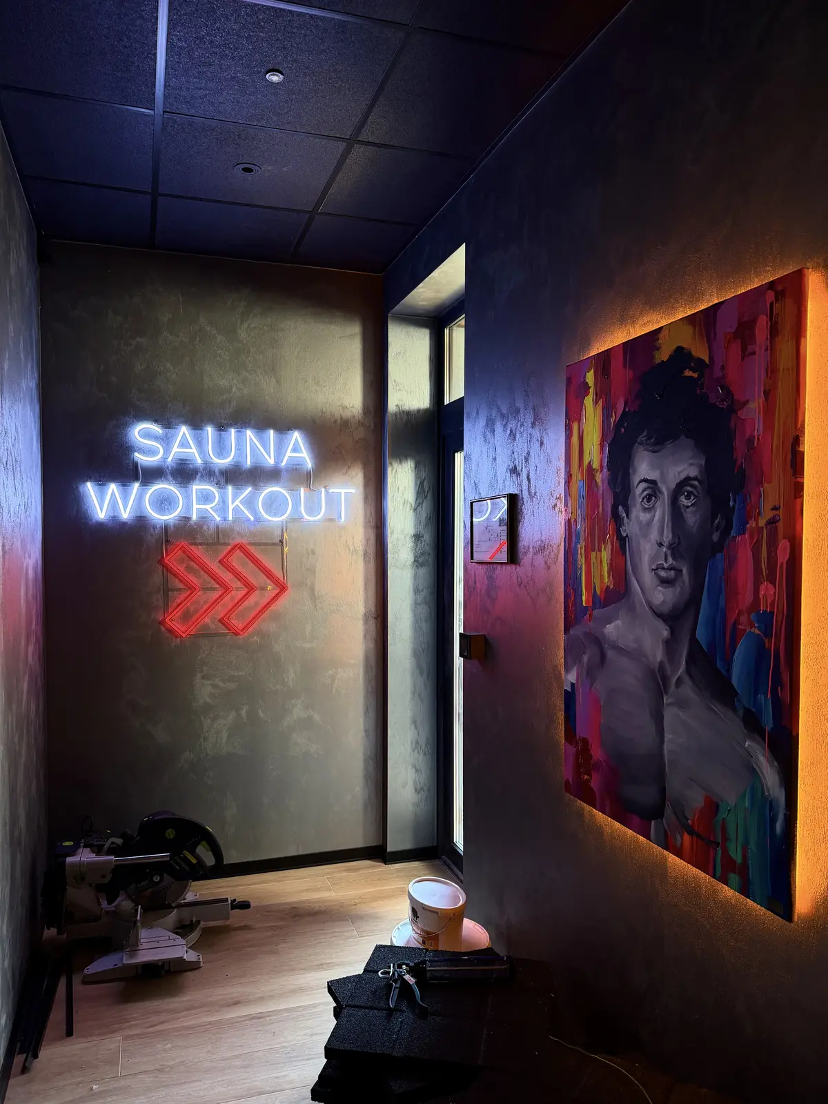 Neón Sauna Workout — realizácia Neonworld