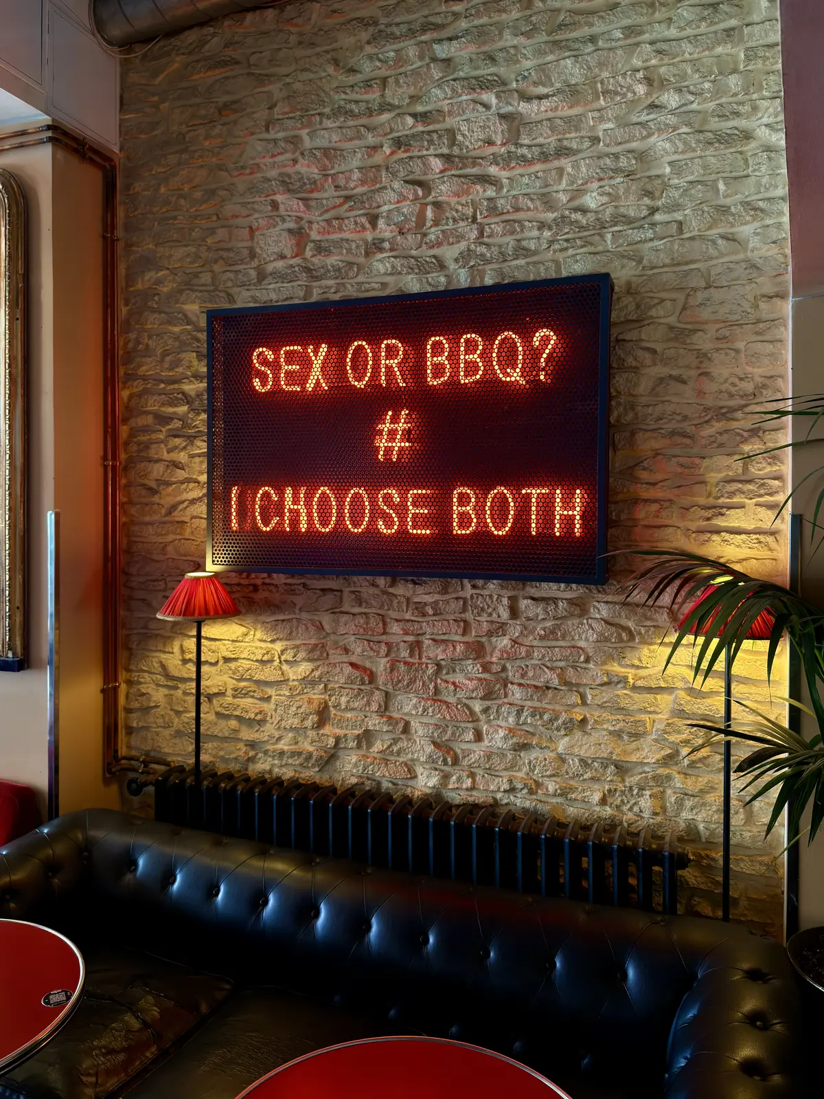 Neón Sex or BBQ — realizácia Neonworld