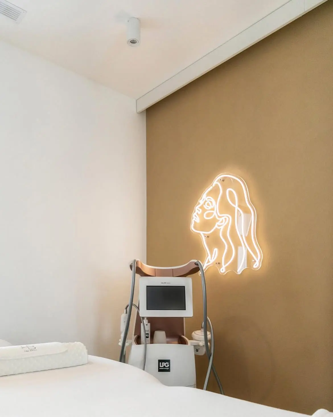 Neónová silueta ženskej tváre v kozmetickom salóne — realizácia Neonworld