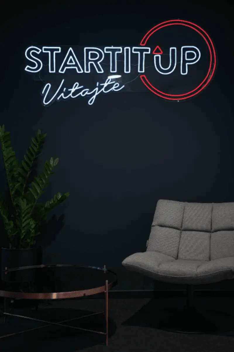 Neónový nápis StartitUp Vitajte — realizácia Neonworld