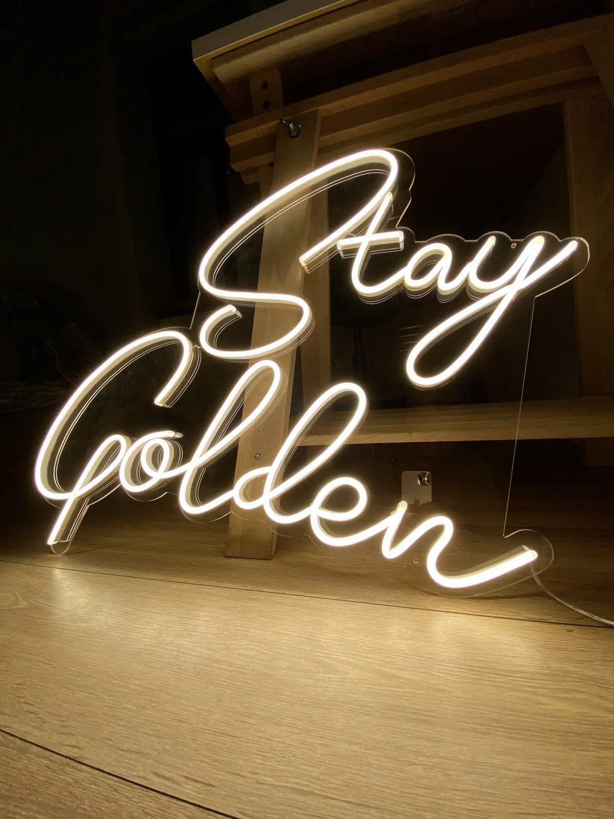 Neón Stay Golden — realizácia Neonworld