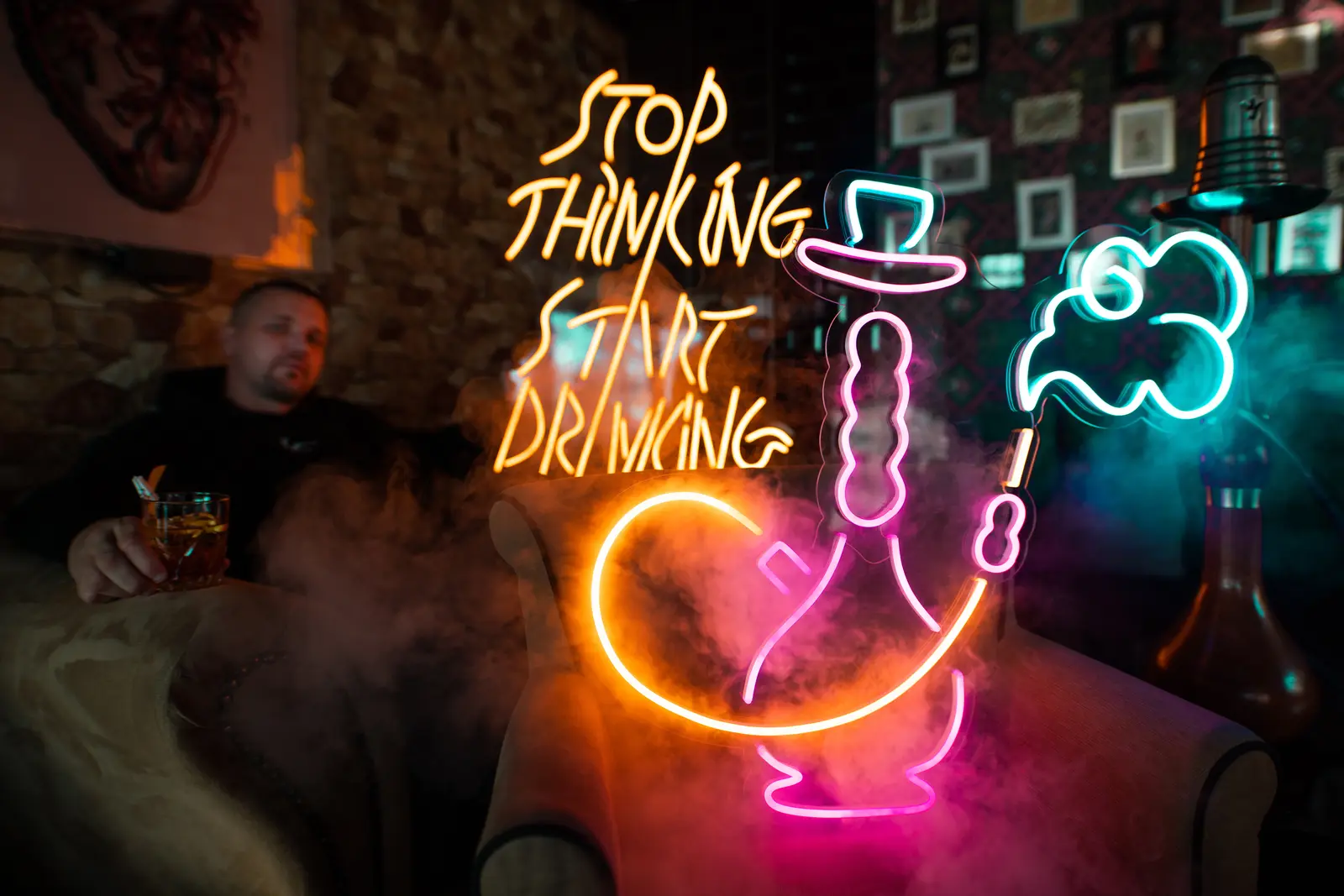 Neón Stop Thinking Start Drinking — realizácia Neonworld