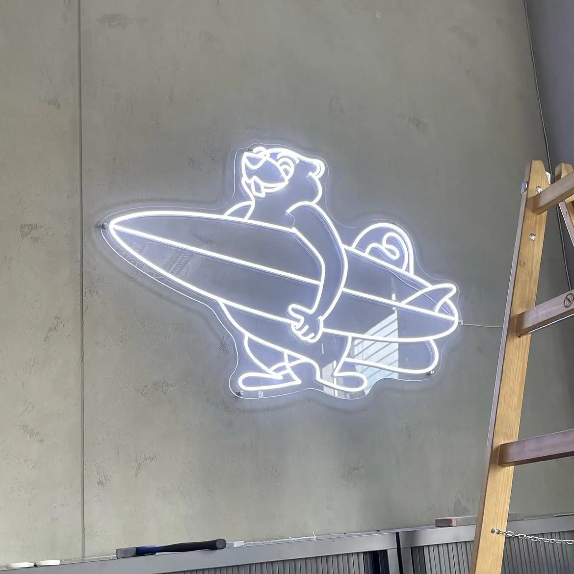 Neónový surfer — realizácia Neonworld