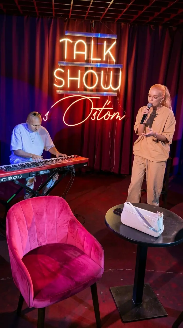 Neón Talk Show s Osťom na pódiu — realizácia Neonworld