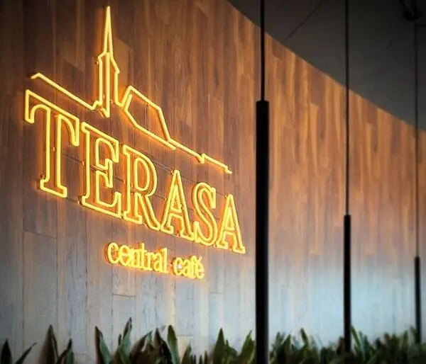 Neónový nápis Terasa Central Café — realizácia Neonworld