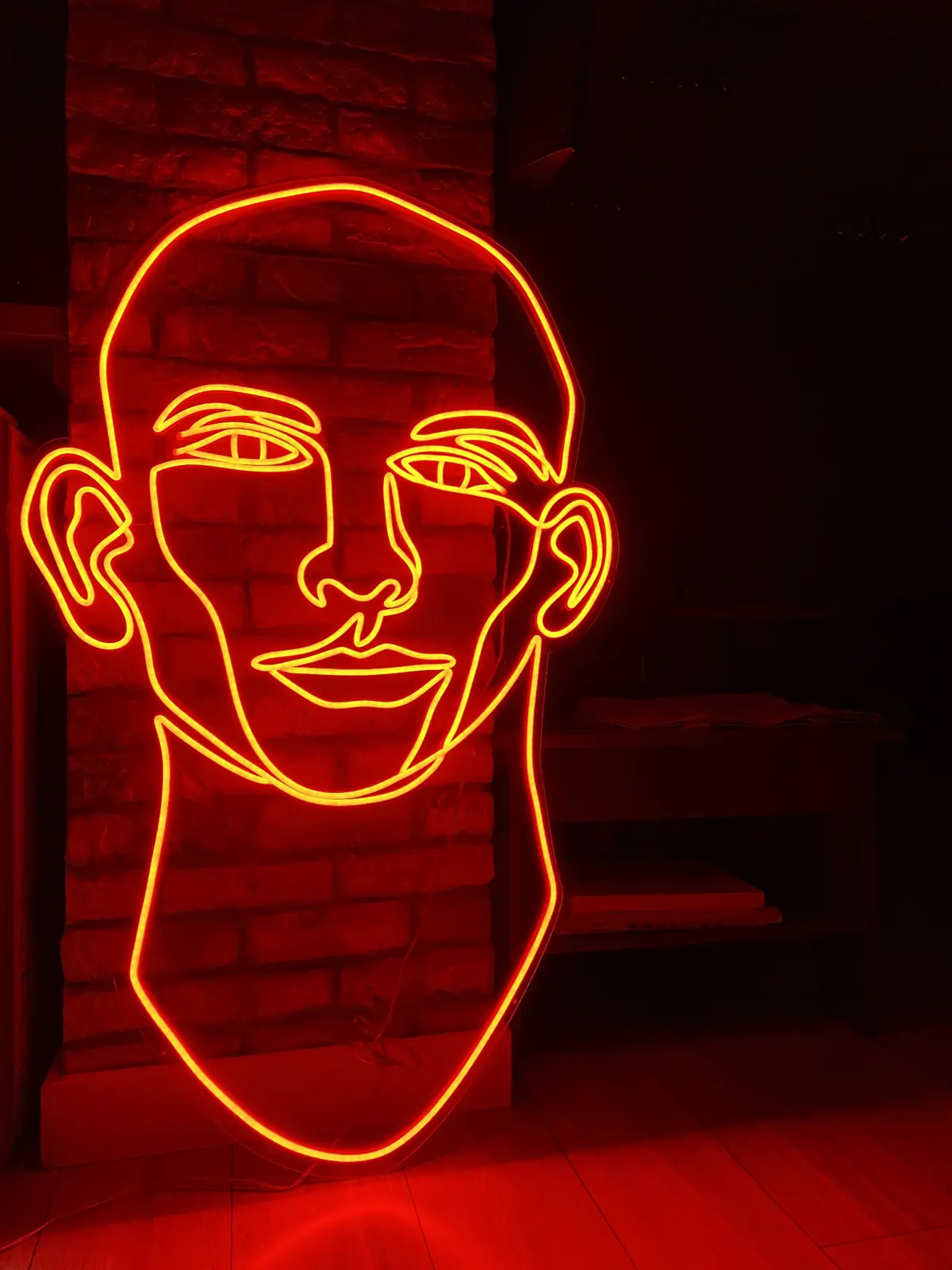 Neónová tvár — červená — realizácia Neonworld