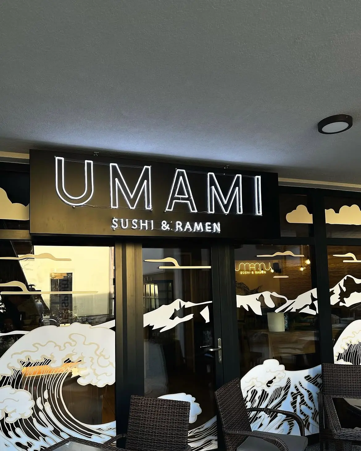 Neónový nápis Umami Sushi & Ramen na fasáde — realizácia Neonworld