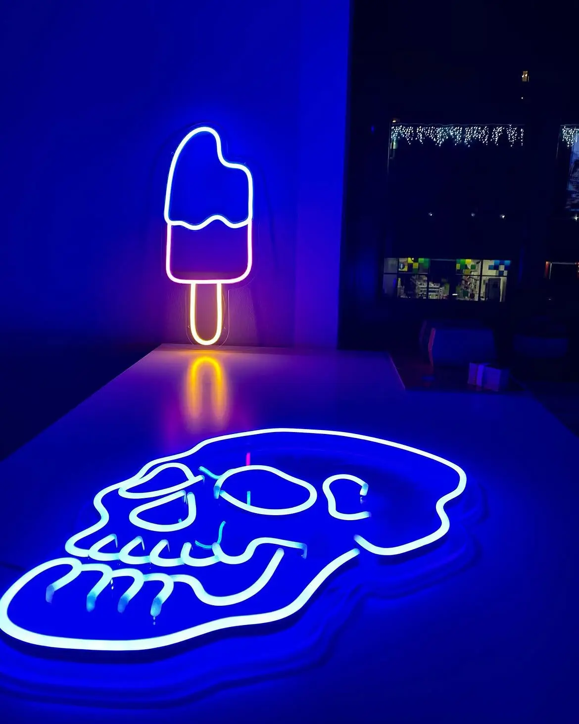 Neónová zmrzlina a lebka na bare — realizácia Neonworld